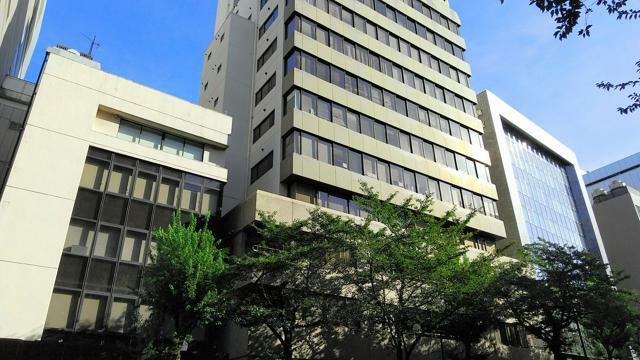 日本私立大学協会が入るビル（中央）=東京都千代田区、増谷文生撮影