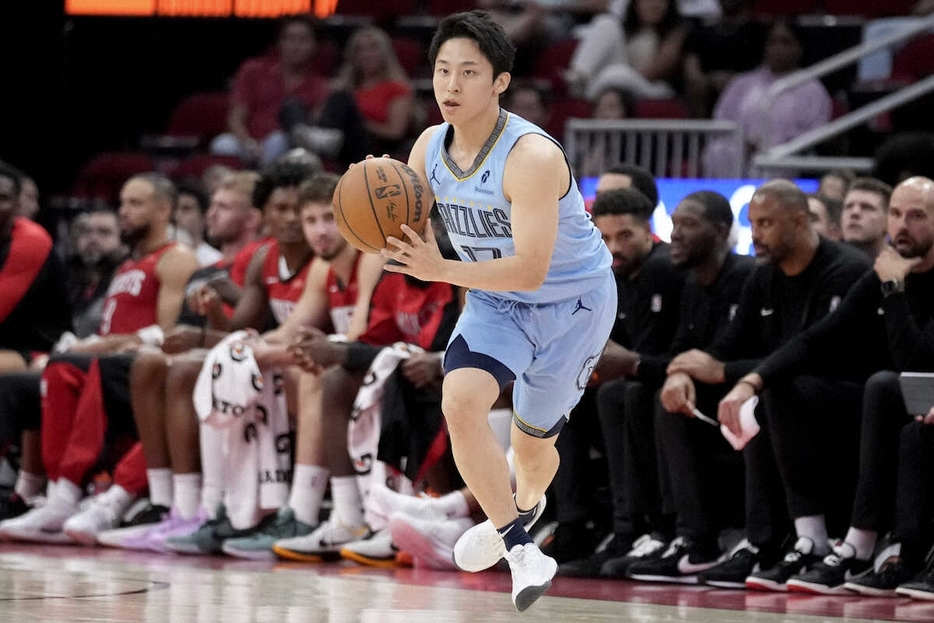 日本人4人目のNBAデビューを果たしてドリブルするグリズリーズ・河村勇輝（AP）