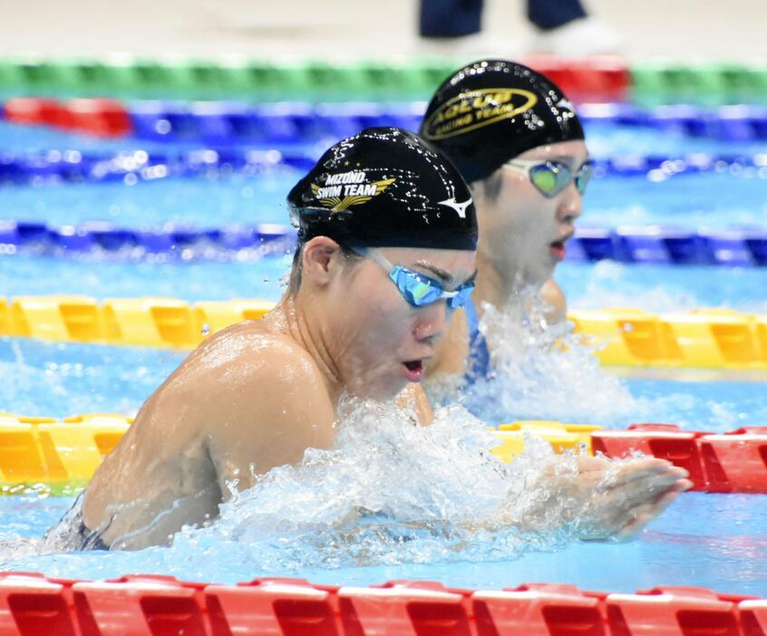 短水路の競技会の女子50メートル平泳ぎに出場した青木玲緒樹（手前）＝東京アクアティクスセンター