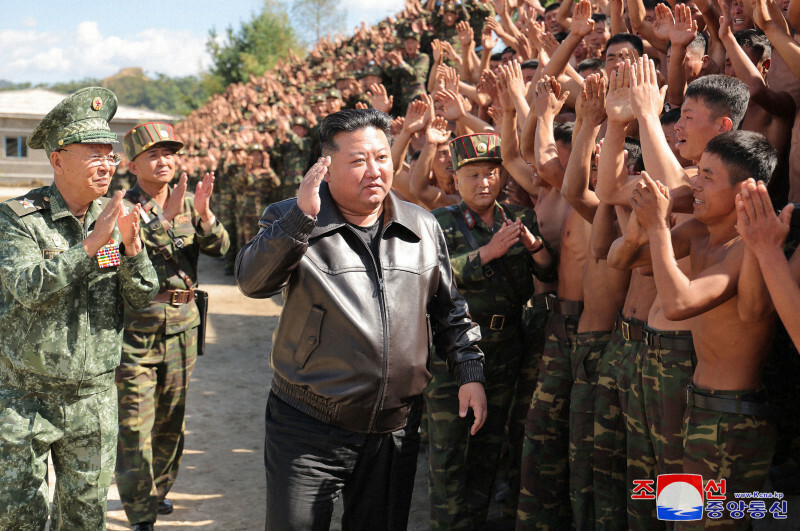 朝鮮人民軍特殊作戦部隊の訓練基地を視察する金正恩朝鮮労働党総書記（中央）＝2024年10月2日、朝鮮中央通信・朝鮮通信