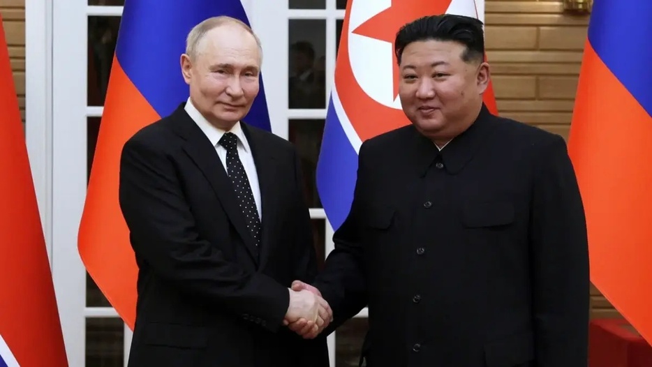 握手を交わすロシアのプーチン大統領と北朝鮮の金正恩（キムジョンウン）総書記＝２０２３年６月１９日