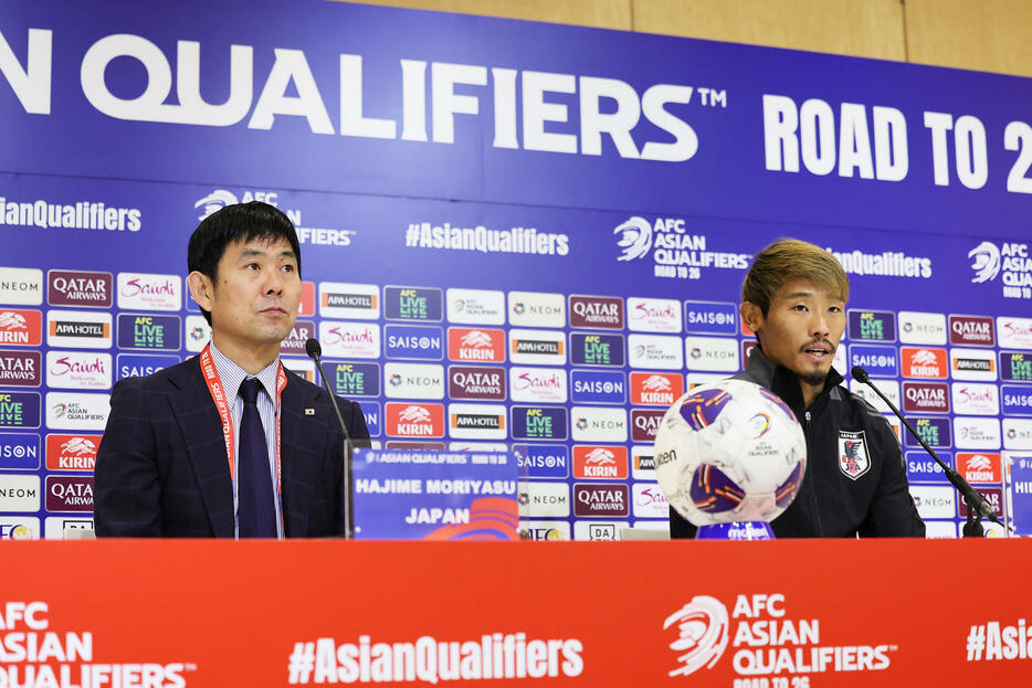 日本対オーストラリア　試合後の会見に臨む森保監督（左）と守田（撮影・足立雅史）