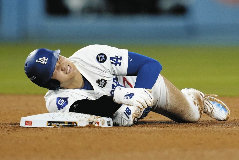 肩を痛めた大谷翔平（AP）