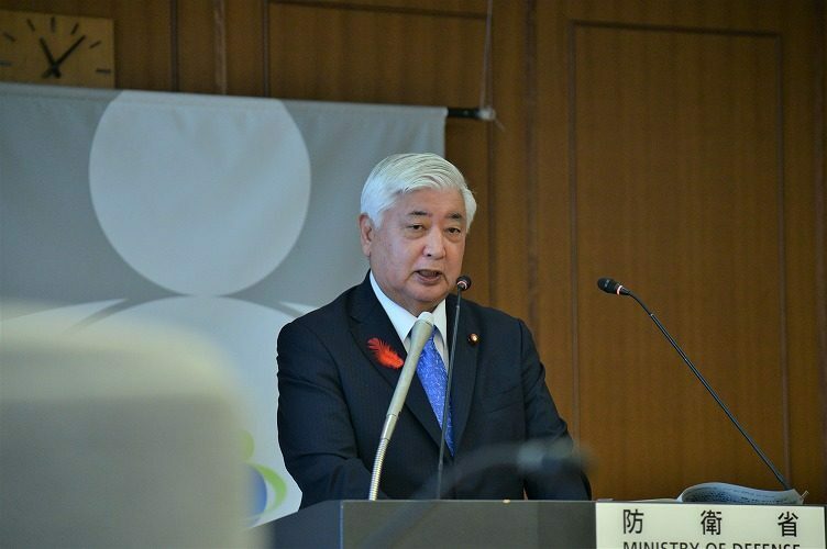 閣議後会見で質問に答える中谷元・防衛相＝4日、防衛省