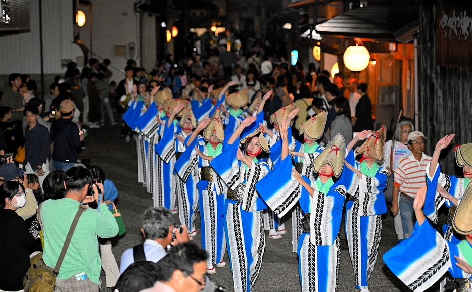 浴衣姿の踊り手が優雅に港町を彩った「帯のまち流し」＝10月5日午後6時20分ごろ、福井県坂井市三国町南本町3丁目