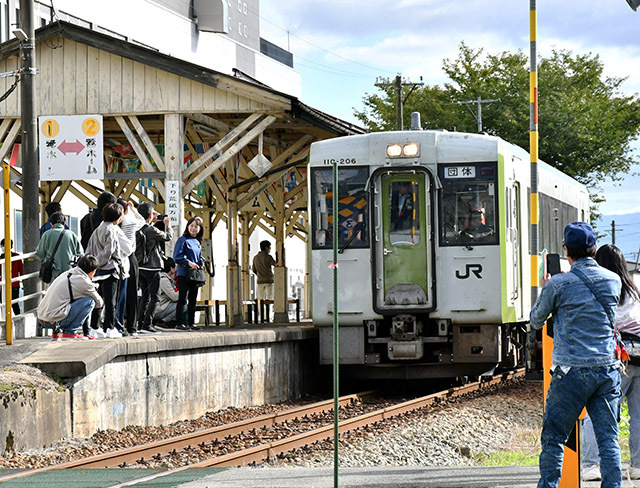 フラワー長井線に乗り入れ、長井駅に到着したＪＲ米坂線の車両＝長井市