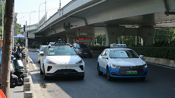 湖北省武漢市内の中心部には運転手がいない「無人運転タクシー」が走り回っている。