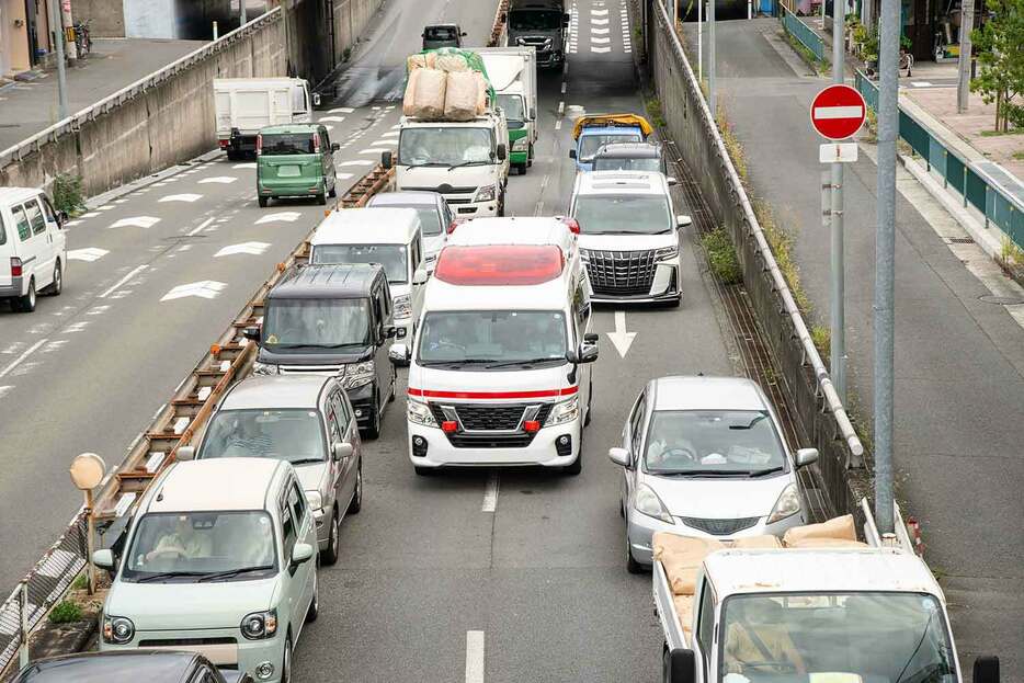 救急車や消防車、パトカーなどはサイレンを鳴らして接近してきたら道を譲らなければならない。しかし、日本における緊急車両への配慮はアメリカなどに比べると一歩及ばないところがあるという意見も。