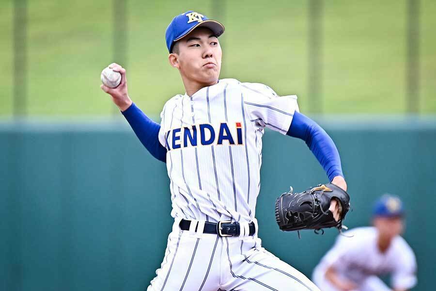 準々決勝、佐野日大戦に先発している健大高崎の2年生右腕・石垣元気【写真：中戸川知世】