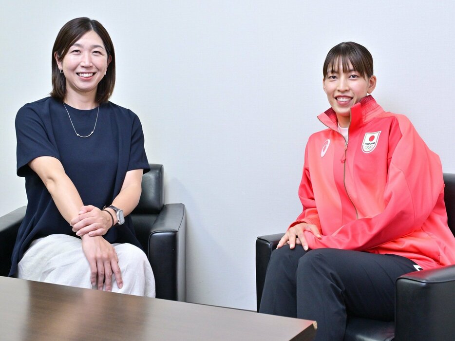 大好評シリーズ動画「Number Volleyball Night」でバレーボール女子日本代表元キャプテンの荒木絵里香（左）がパリ五輪日本代表セッターの岩崎こよみに迫った photograph by Hideki Sugiyama