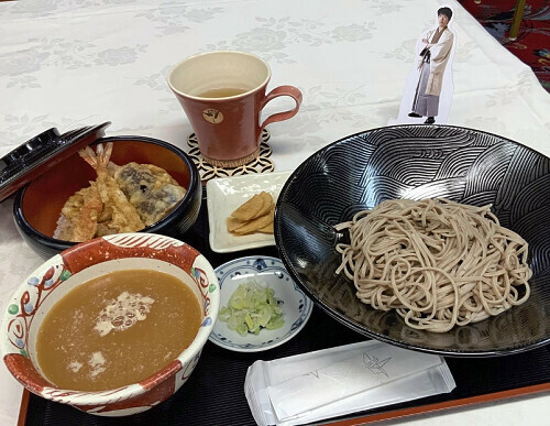 勝負めし部門の３位に入った「辛味しぼりおろし蕎麦と小天丼」