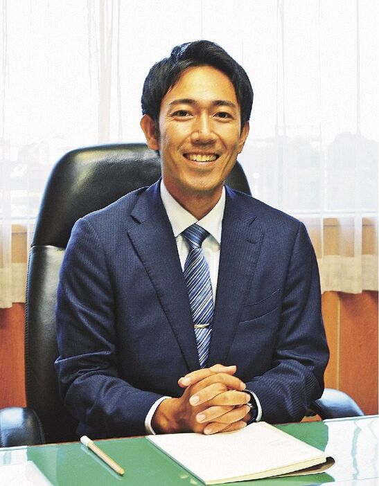 町長室でインタビューに応じる山本秀平新町長（９月３０日、和歌山県みなべ町芝で）