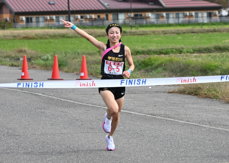 12連覇を果たした学法石川のアンカー、岩橋菜乃＝福島県猪苗代町で2024年10月24日午後1時4分、西川拓撮影