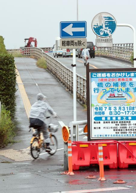 橋脚の改修工事に伴い車道通行止めが始まった高松橋＝２１日午前、宮崎市