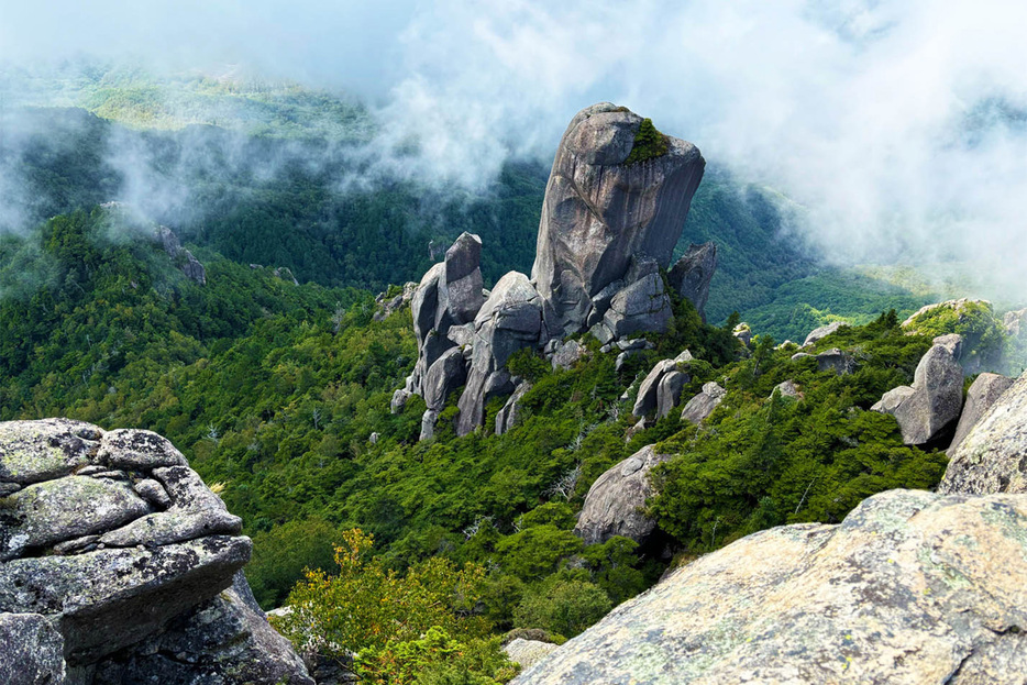 瑞牆山を代表する大ヤスリ岩を見下ろす絶景