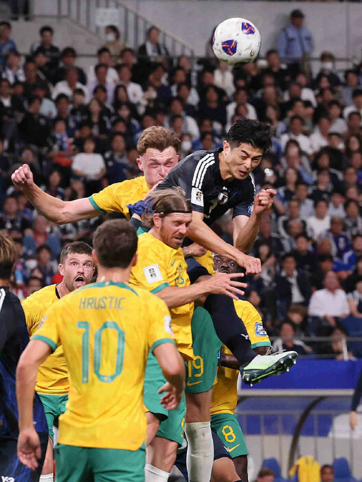 サッカーＷ杯予選。オーストラリア戦の前半、ゴール前で競り合う谷口（右上）＝１５日、埼玉スタジアム