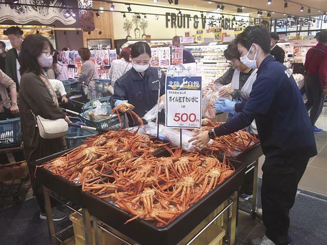 北陸をはじめ、全国各地の漁港から旬の魚を毎日直送で届ける（23日にオープンした各務原店）