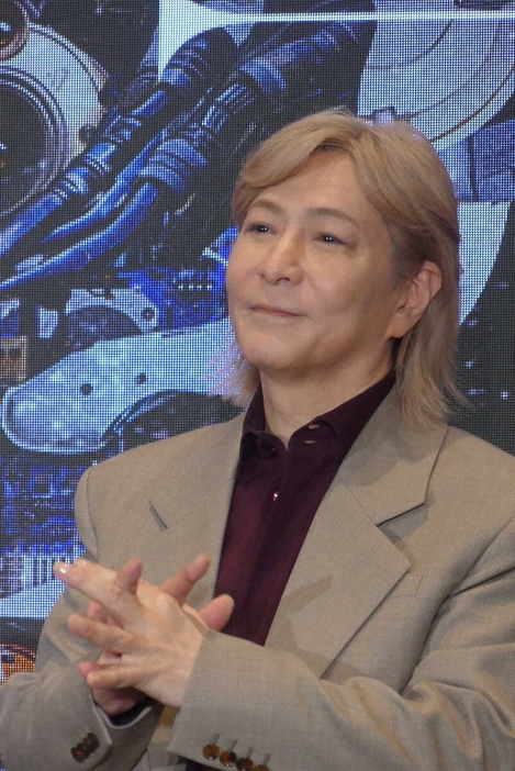 没入型音楽体験ミュージアムの内覧会に登場した小室哲哉