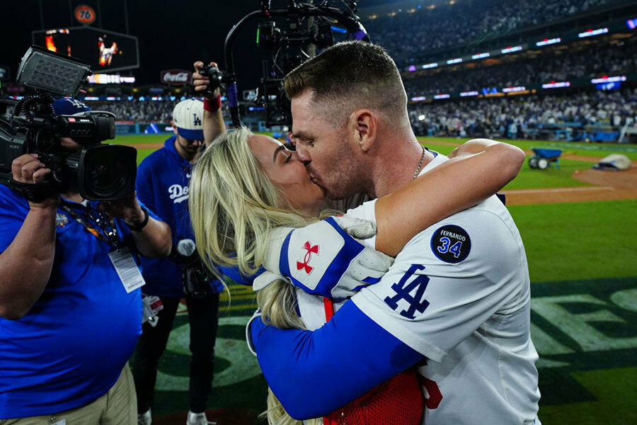 妻のチェルシーさん（左）とキスするフリーマン【写真：Getty Images】