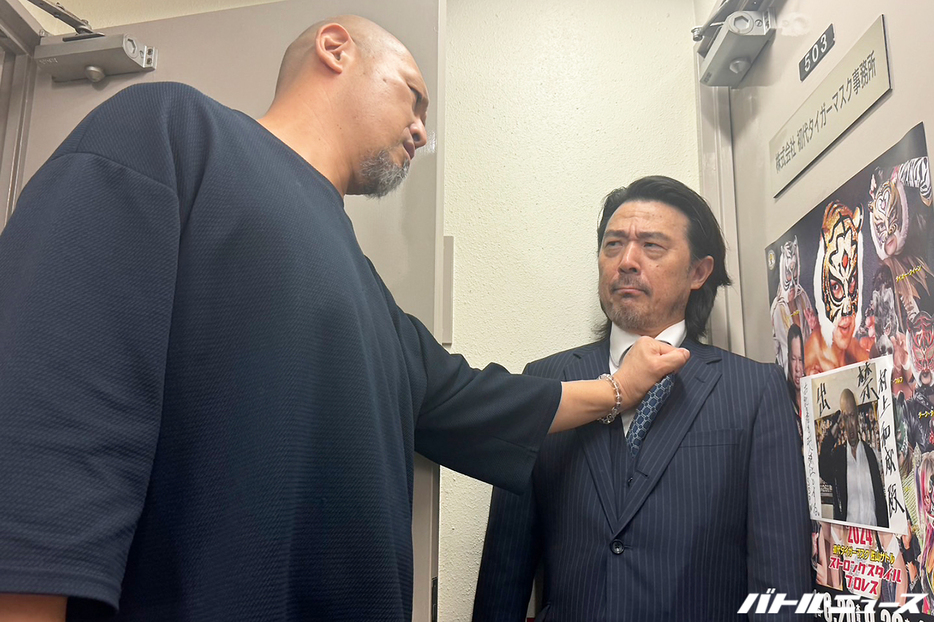 ストロングスタイルプロレス・平井丈雅代表を扉に叩きつける村上和成