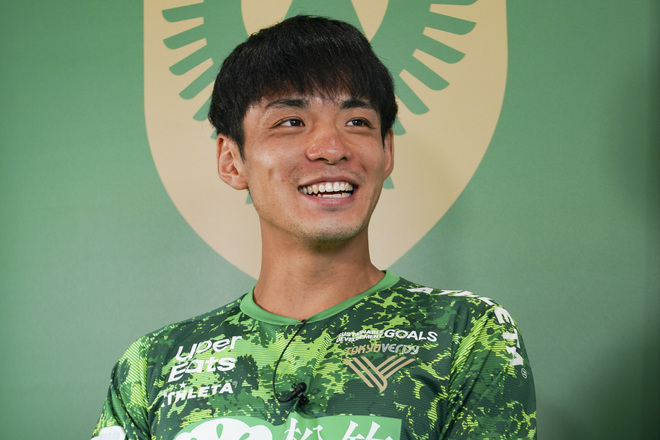 FKを蹴るうえでのポイントを教えてくれた山田。写真：塚本侃太（サッカーダイジェスト写真部）