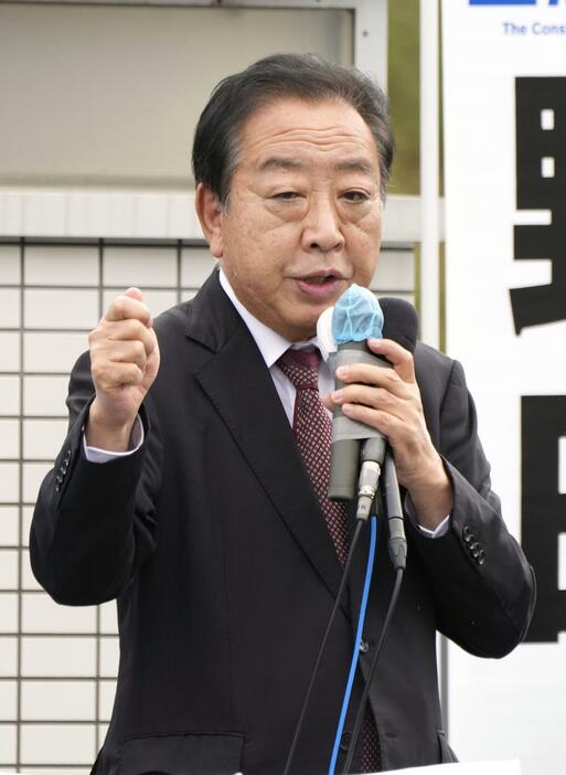 街頭演説する立憲民主党の野田代表＝22日午前、埼玉県入間市