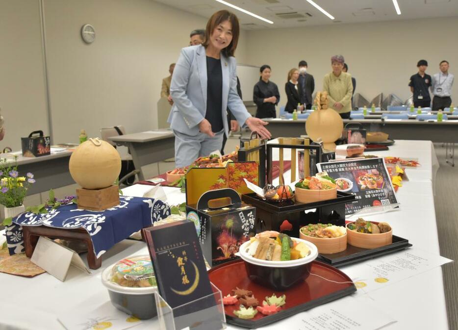 花火弁当をPRする安藤真理子市長=土浦市役所