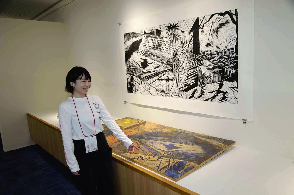 出展した作品を紹介する田口さん