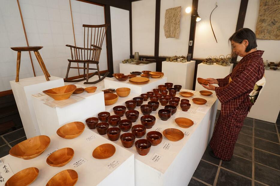 多彩な作品が飾られた「工藝の神無月」展の展示会場＝兵庫県丹波篠山市河原町で