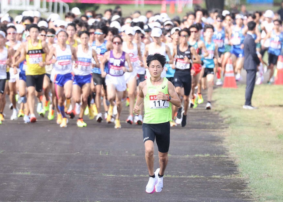 日本人トップでトラックを快走する中央学院大・吉田　（撮影・村上　大輔）