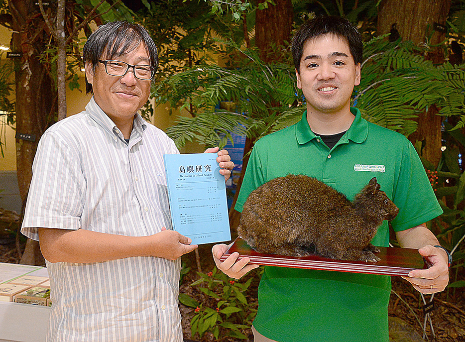 学会誌「島嶼研究」で大和小中のアマミノクロウサギ飼育について発表した（右から）平城達哉学芸員と須山聡教授＝11日、鹿児島県奄美市名瀬の奄美博物館