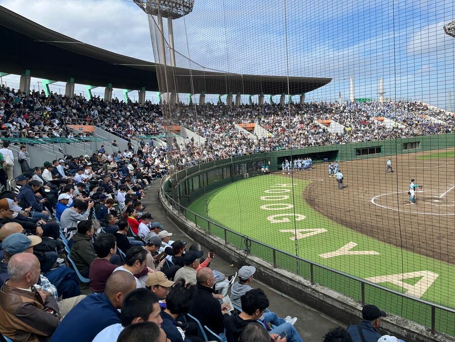 １回戦屈指の好カードで内野席が満員に埋まったサーティーフォー保土ケ谷球場（カメラ・加藤弘士）