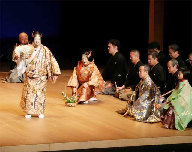 屋内開催となった「のべおか天下一薪能」で能を披露する片山九郎右衛門さん（左）＝１２日午後、延岡市・延岡総合文化センター