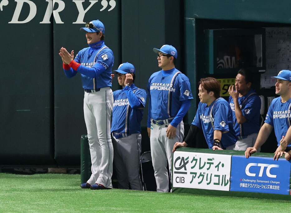 日本シリーズ進出を決めたソフトバンクに拍手を送る日本ハムの新庄監督（左端）＝１８日、みずほＰａｙＰａｙ