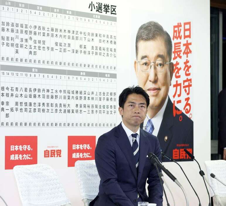 開票が始まり記者団の取材に応じる自民党の小泉進次郎選対委員長=27日午後、東京・永田町の党本部（春名中撮影）