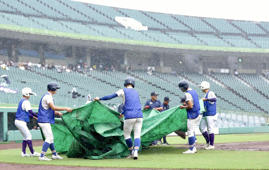 降雨のためグラウンドにシートがかぶせられるほっともっとフィールド神戸