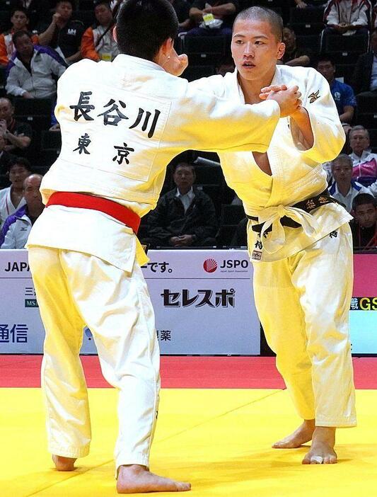 柔道少年男子3位決定戦の代表戦で、激しく組み手争いをする福岡の平松侍（右）＝13日、佐賀市（撮影・山崎清文）