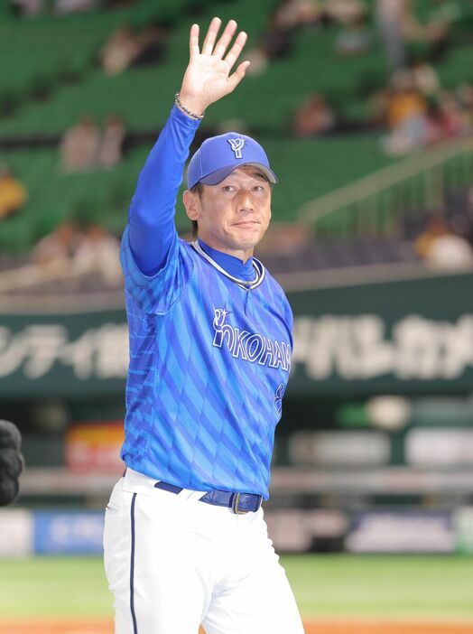 ファン声援の応える三浦大輔監督（カメラ・上村　尚平）