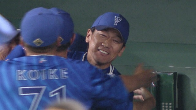 勝利を決め笑顔で抱き合うDeNA・三浦大輔監督【画像：日テレジータス】