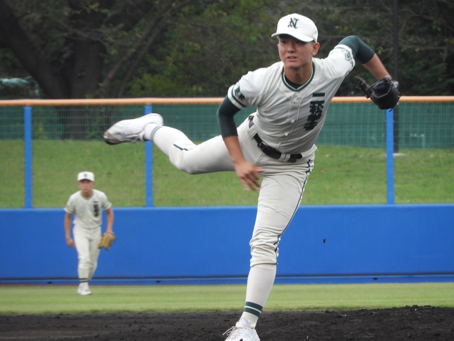 2回途中からのロングリリーフとなった二松学舎・及川投手