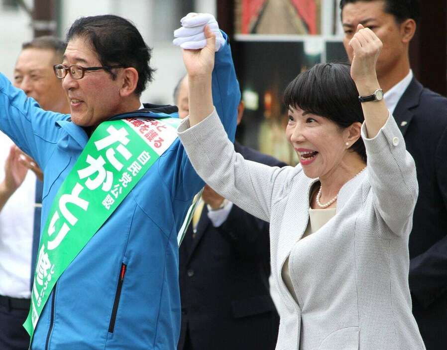 選挙戦で新潟5区の高鳥修一氏（左）の応援に駆け付けた高市早苗氏＝10月16日、新潟県南魚沼市