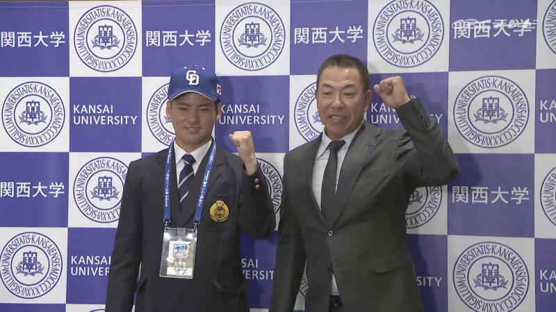 金丸夢斗投手と井上一樹監督(C)CBCテレビ