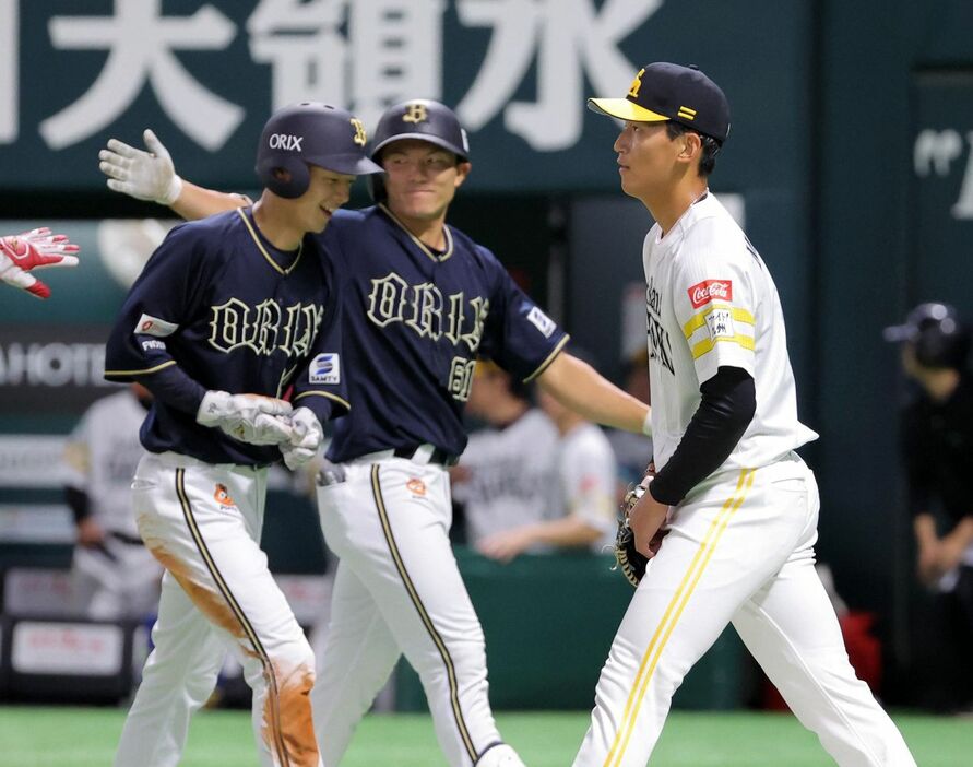 2回1死二、三塁、オリックス・渡部に中前へ2点適時打を浴びる前田悠（撮影・栗木一考）