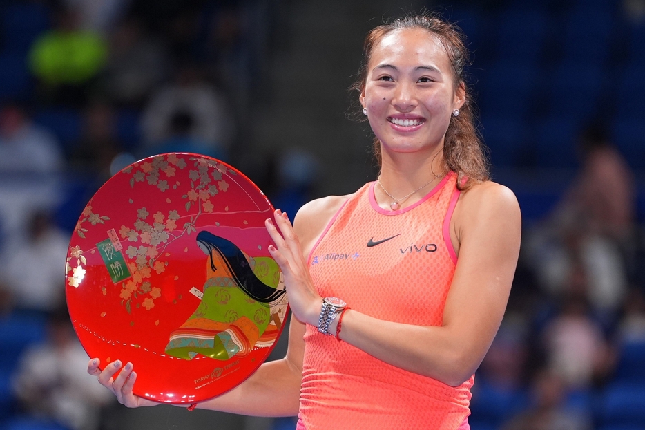 中国の22歳ジェン・チンウェンがケニンをストレートで下して東レPPOを制覇し、ツアー通算4勝目を飾った。写真：田中研治（THE DIGEST写真部）