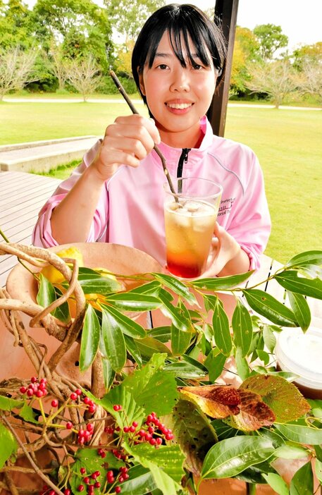 園内の植物などを組み合わせた手作りコーラを手に「弥生人の食の豊かさ実感を」と呼びかける音田さん＝大山町妻木のむきばんだ史跡公園