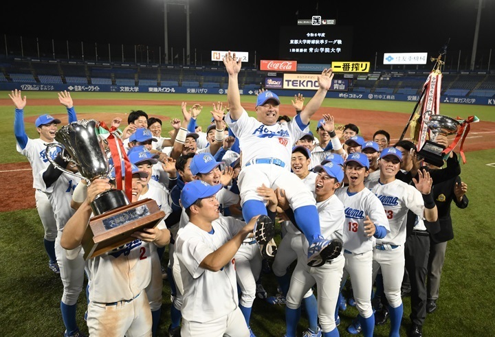 青学大・安藤監督は学生たちの手によって、神宮の杜を舞った。同大学初の4連覇達成である[写真=矢野寿明]