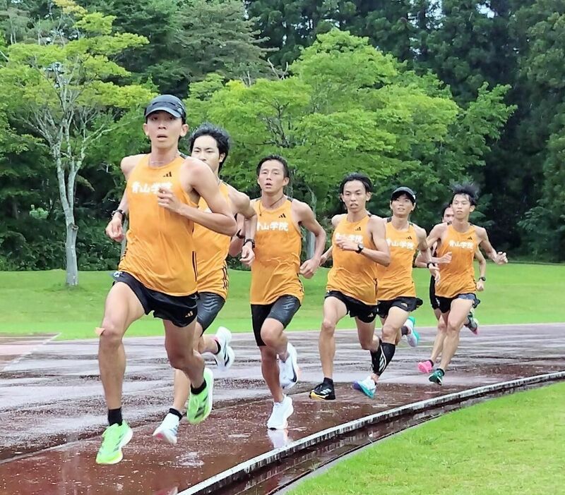 青学大の鶴川正也（先頭）