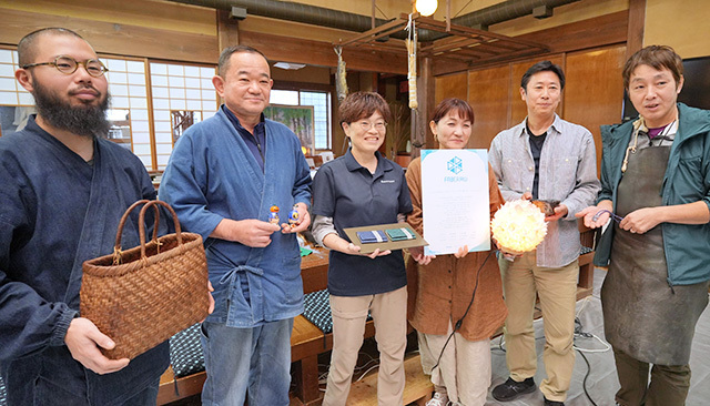 それぞれの作品を掲げる「ＦＡＢＥＲ月山」の（左から）伊東広さん、志田菊宏さん、シブヤナオさん、せいのまゆみさん、土田健さん、上野明さん＝西川町大井沢・自然と匠の伝承館