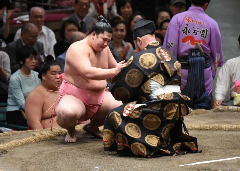 平成28年秋場所10日目、十両の宇良は幕内の土俵に上がり豊響を破って初めての懸賞金を獲得