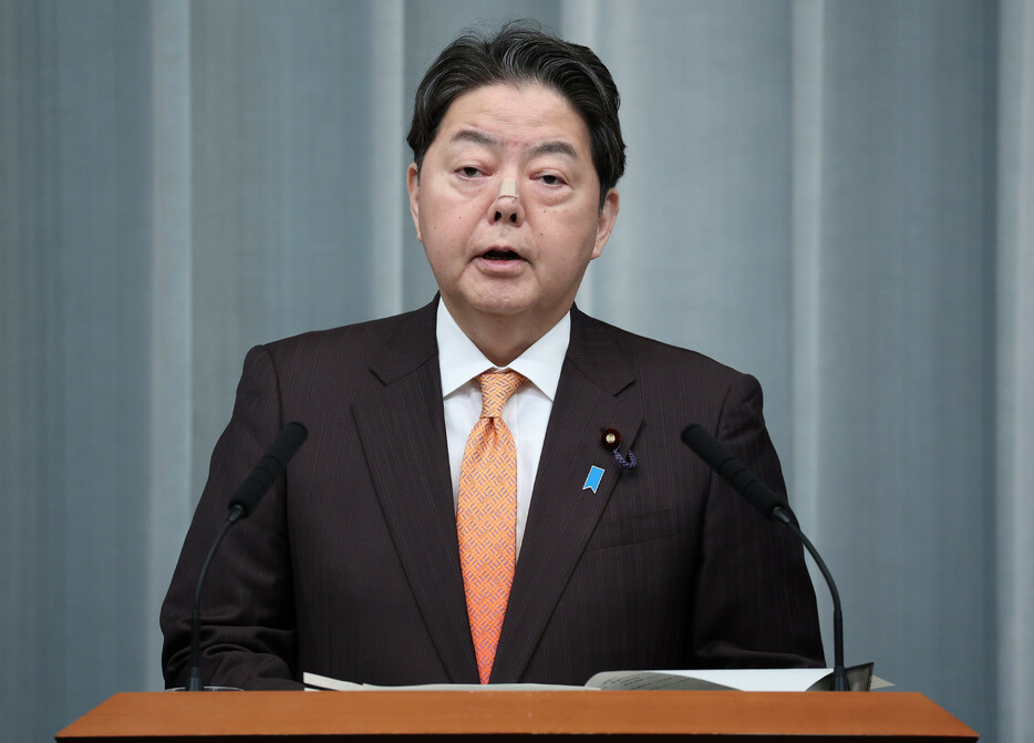 林芳正官房長官は３０日の記者会見で、同性婚を認めない現行法制を違憲とした東京高裁の判断に関し、「確定前の判決だ」として直接の評価を避けた＝首相官邸